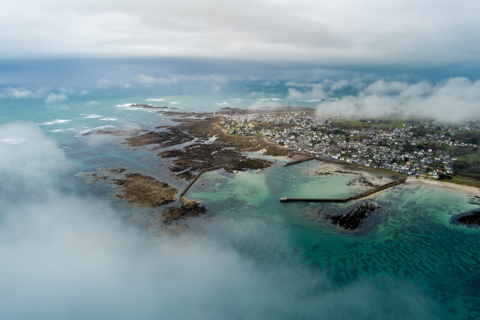 Vue aérienne d’un village côtier dans son environnement