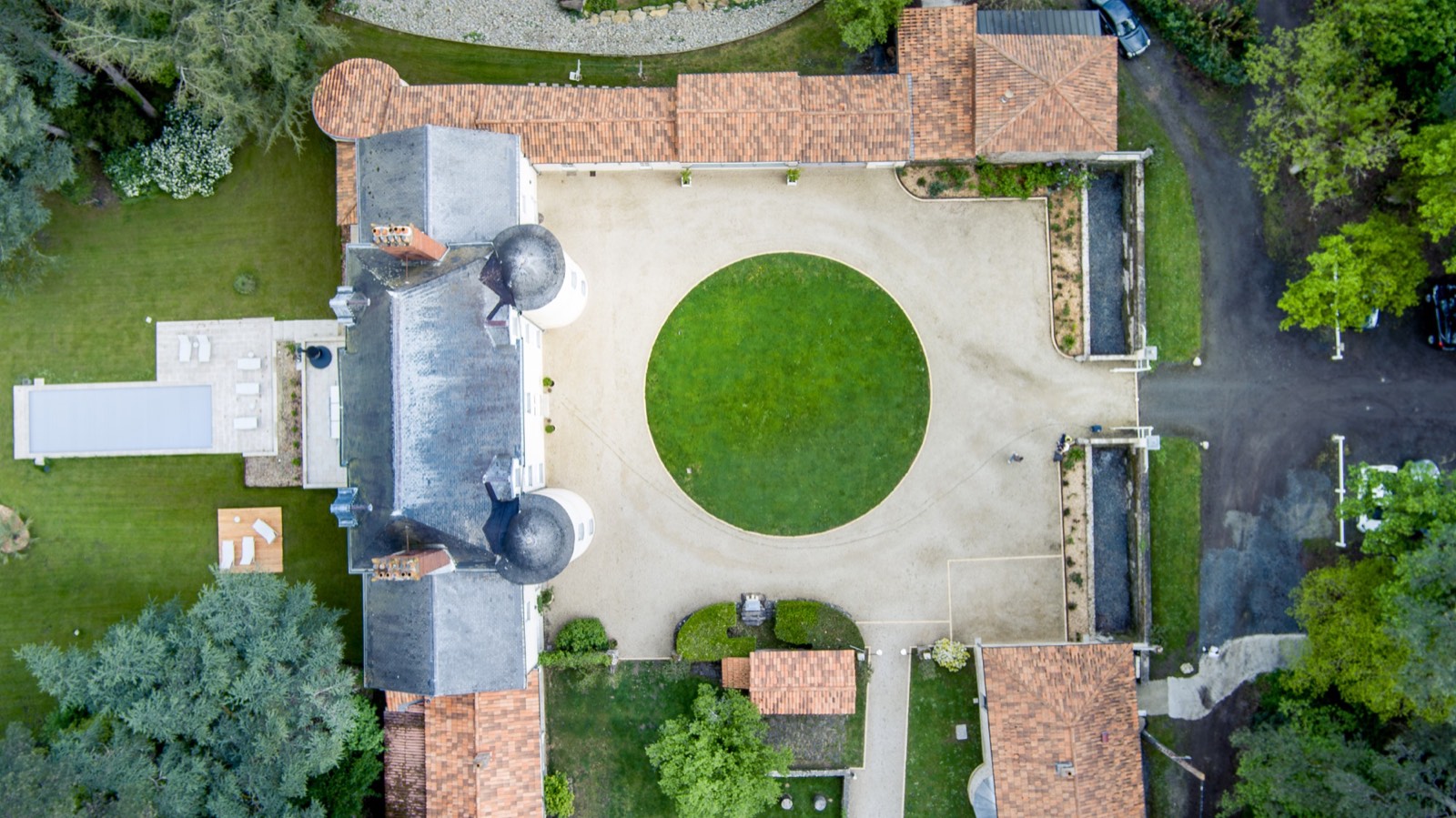 Vue aérienne verticale d’une propriété et de sa cour