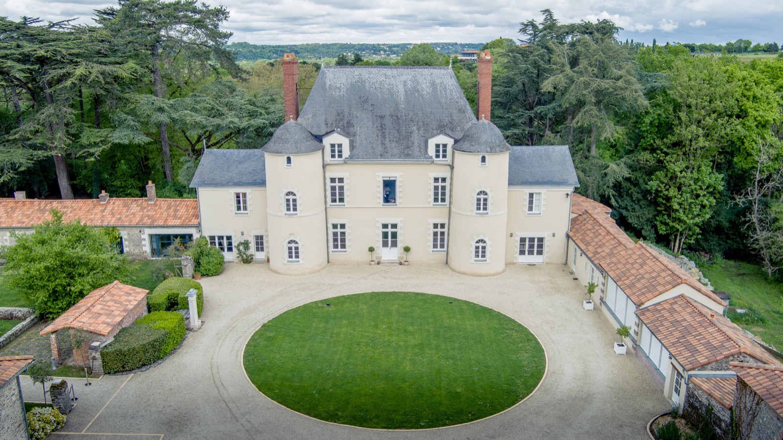 Vue aérienne de la façade et des volumes d’une propriété